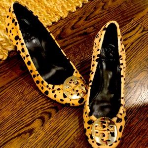 Tory Burch cheetah coconut/gold wedges